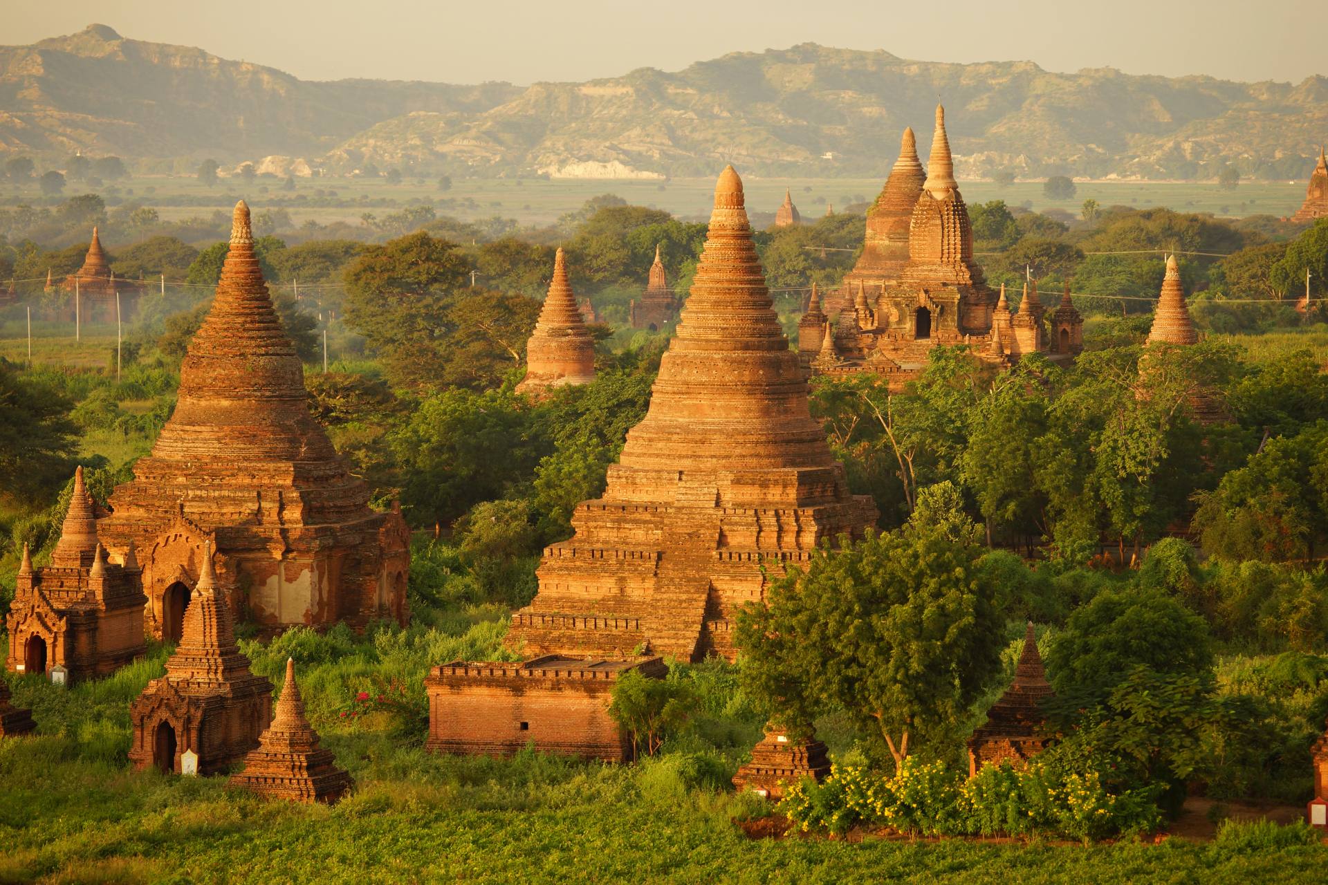 Sonnenaufgang auf der Shwesandaw Pagode (erbaut 1057 n Chr.)